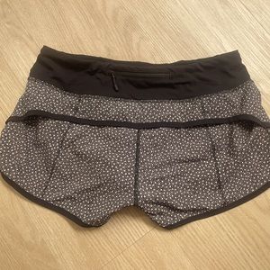 Lululemon short black white dots limited edition size 4